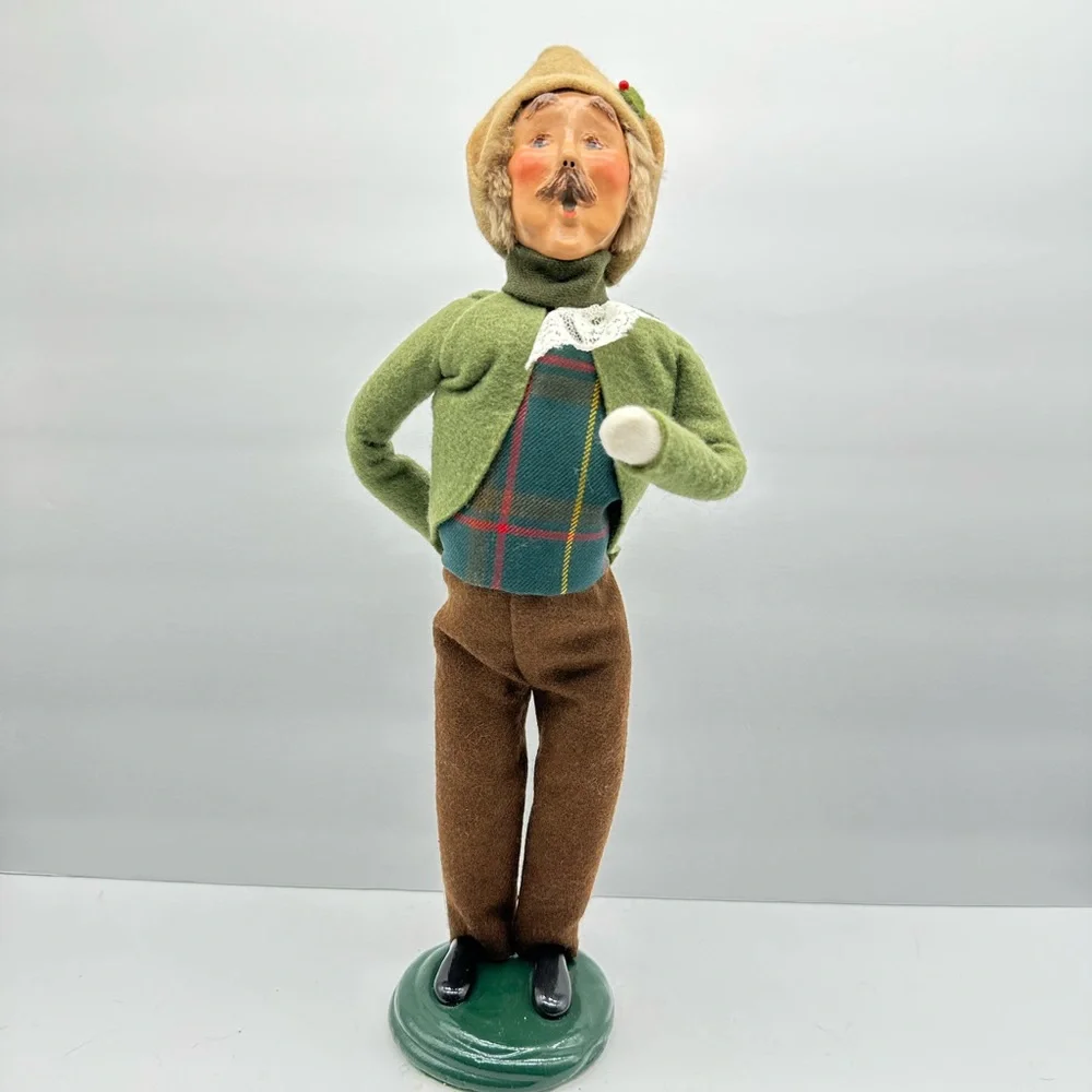 Byers’ Choice Retired Male Caroler - Picture 3 of 6